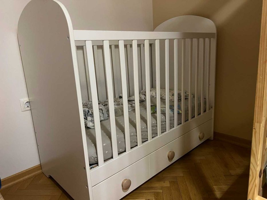 IKEA GONATT бебешко креватче с чекмедже + IKEA SUNDVIK маса за повиване/скрин