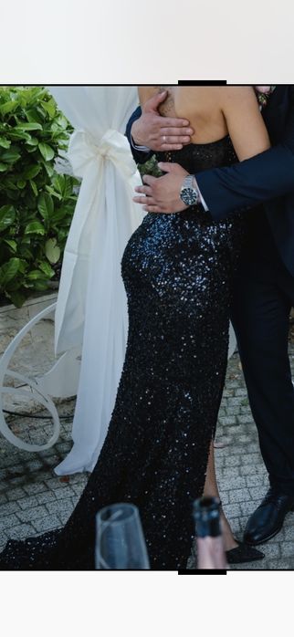 Елегантна черна кумска рокля тип „русалка“