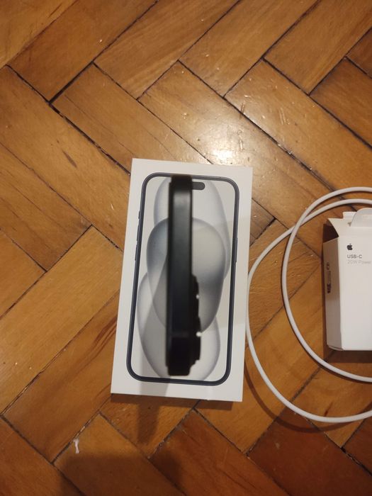 Продавам iPhone 15 128GB