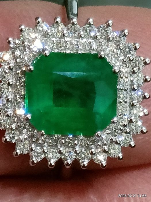 Vind inel din aur 18kt cu diamante 0,74ct și smarald 2,74ct