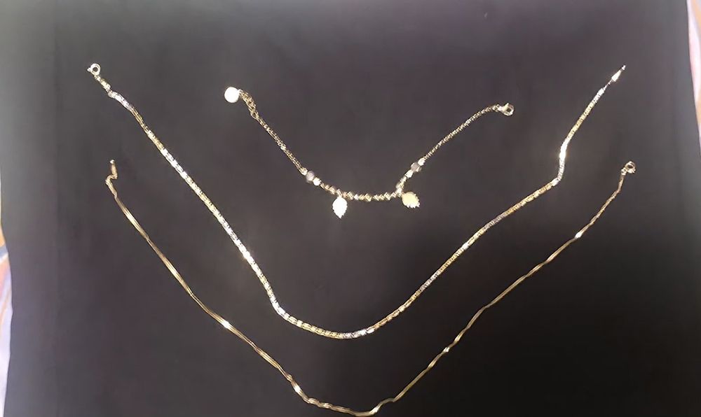 Продавам златни колиета.