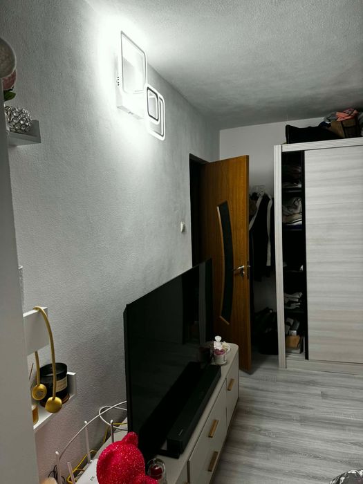 Vând garsonieră în zona Pipirig la parter…