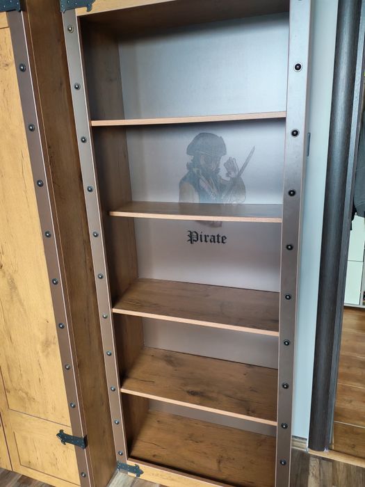 Детска библиотека с пиратски мотив