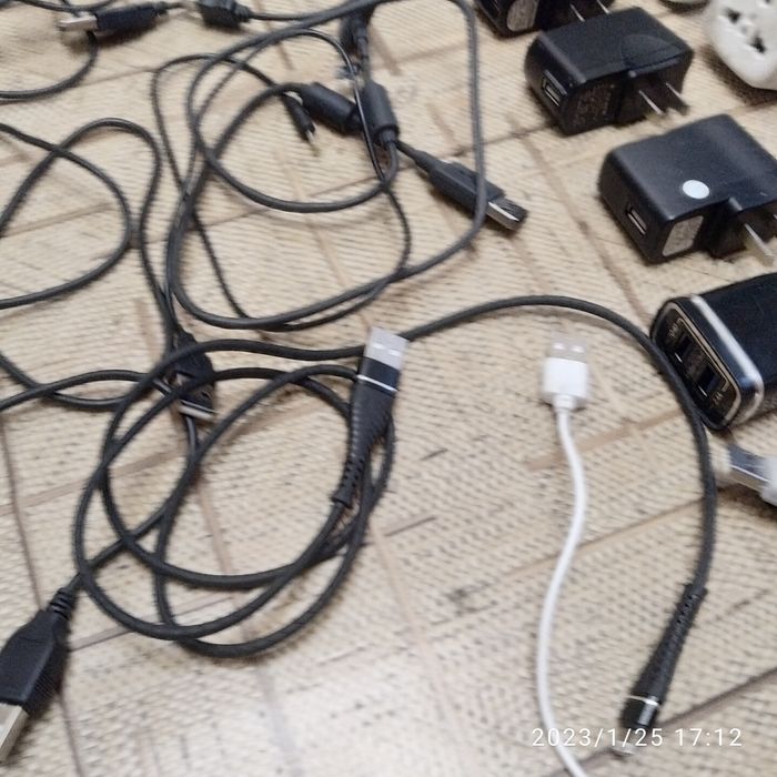 Продам зарядные устройства разные