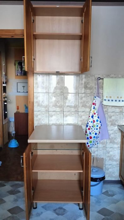 Кухонный гарнитур с деревянными дверцами