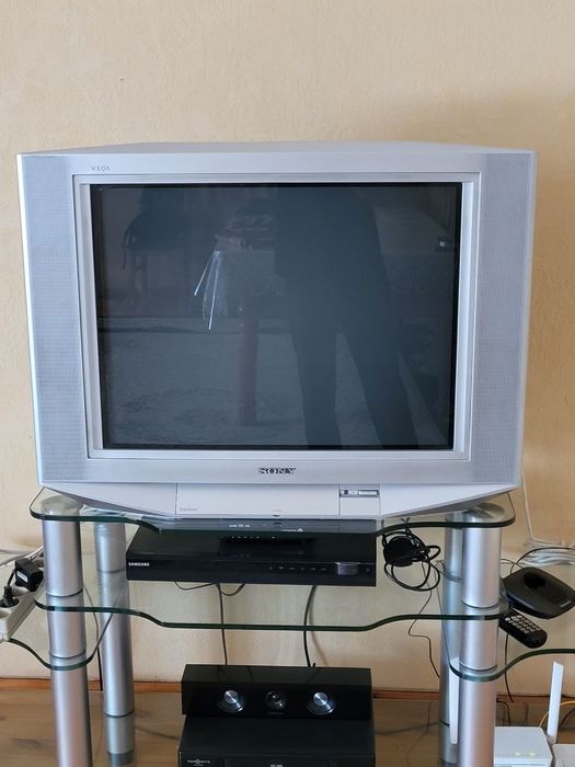 Телевизор Sony серии Wega продается вместе с подставкой