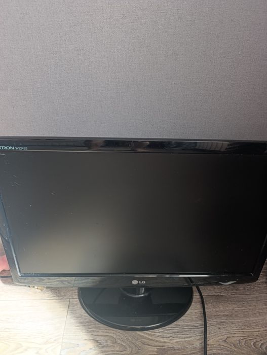 Продаю компьютер и стол к нему