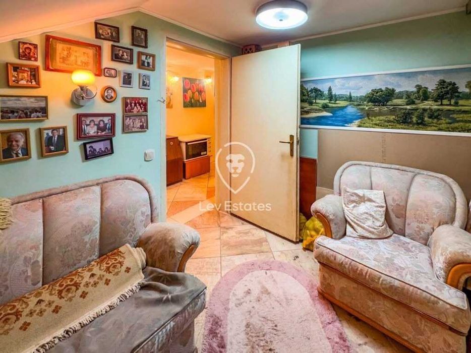 Двуетажна къща с парцел в Средец, област Бургас