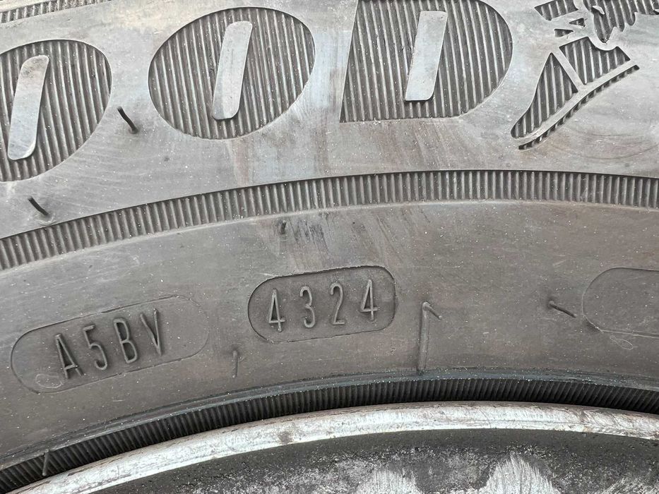 Джанти със зимни гуми Goodyear 215/65/15C DOT4324 oт бус Форд/Ford!!