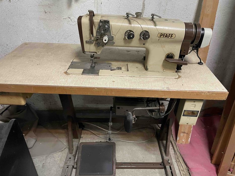 Права двуглова шевна машина Pfaff 1446