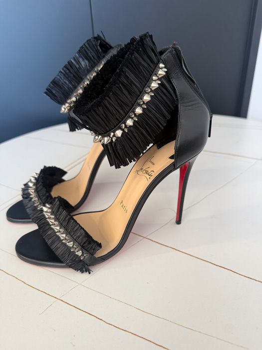 Продавам  обувки Christian Louboutin 39 номер