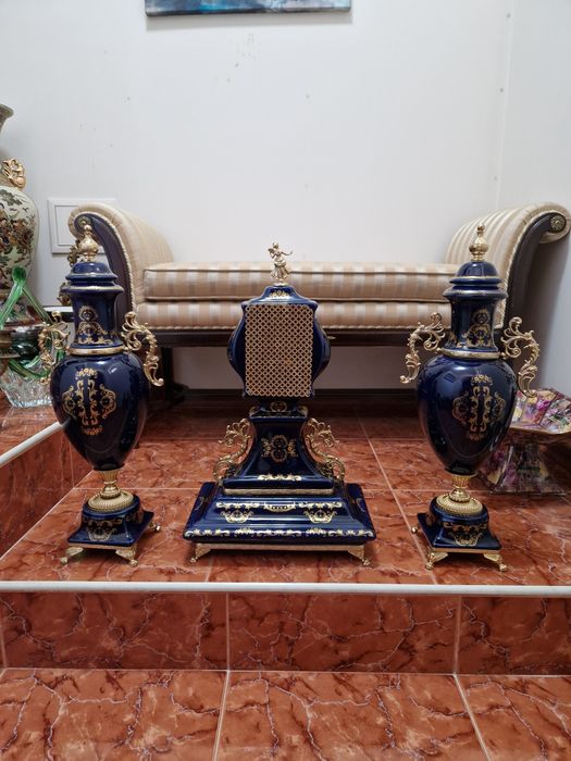 Страхотен италиански порцеланов каминен часовник с 2 декораций