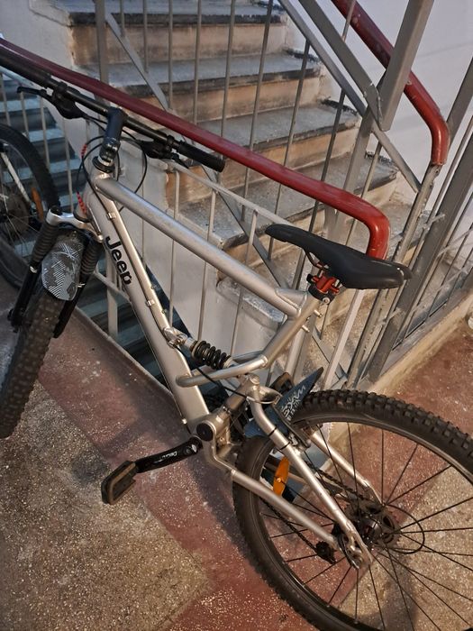 Bicicleta cu suspensii