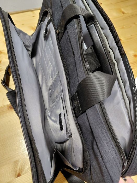 Vand geanta laptop hp.