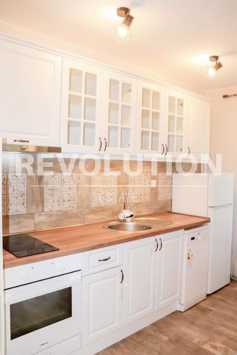 Дава се под наем Тристаен апартамент в Варна, Център - 100 кв.м за 1000 € - Снимка #2