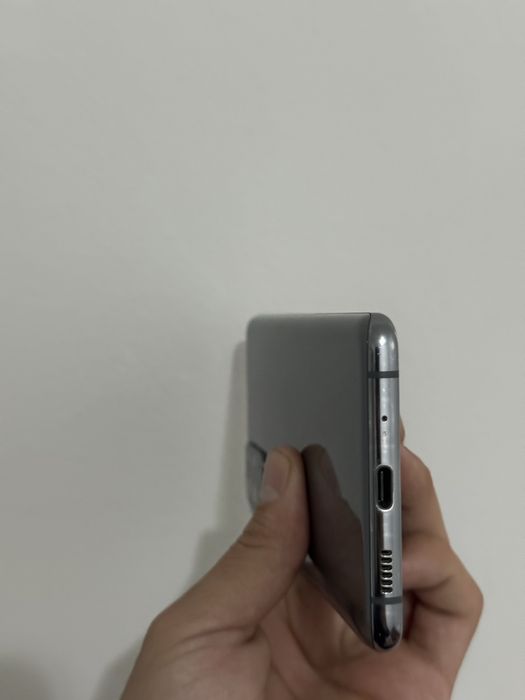 Samsung s20+ 5g  12 /256 Hech qanday qirilgan chaqa joylari yoq .