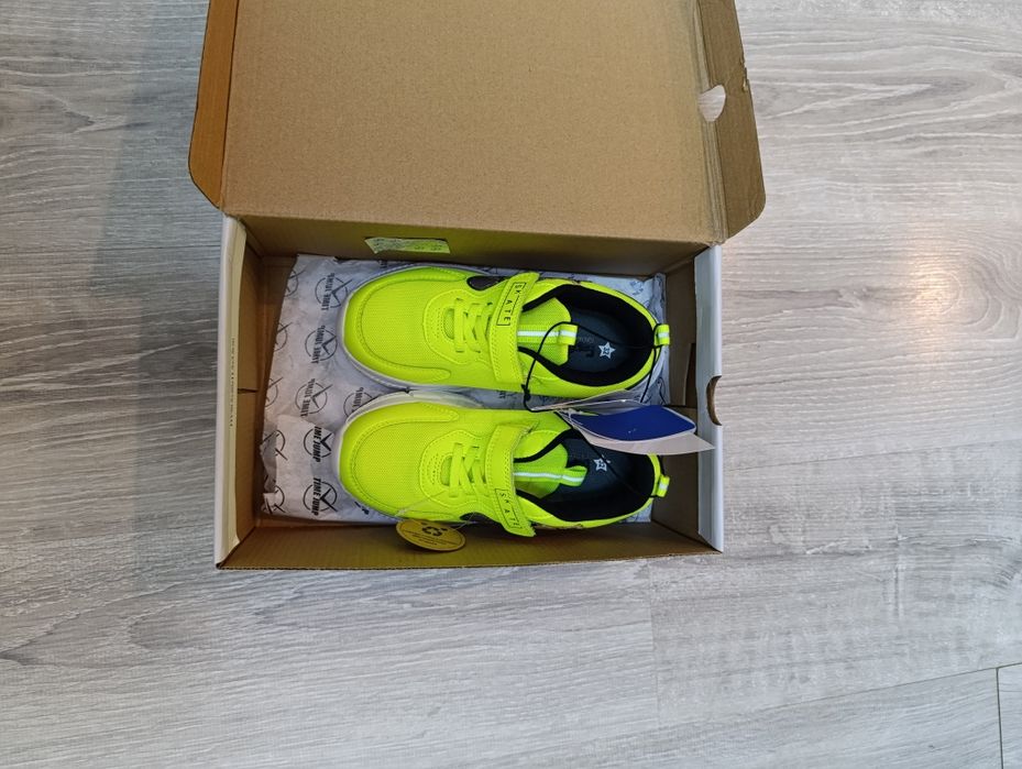 Продам детские кроссовки