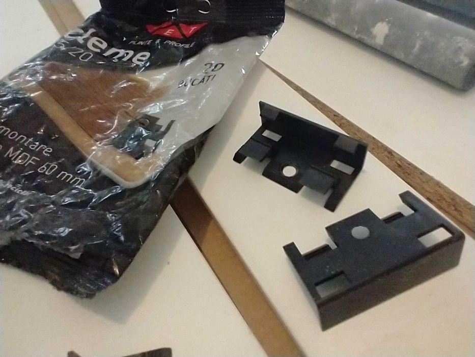 Cleme montare plinta MDF - NOI - 180 bucati, 180 lei