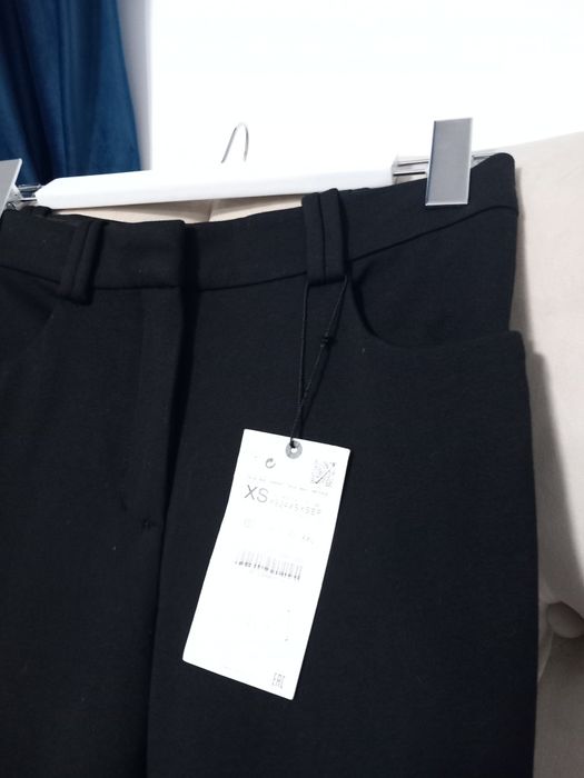 Pantaloni elastici negri cu șliț în fata mărimea XS Zara noi