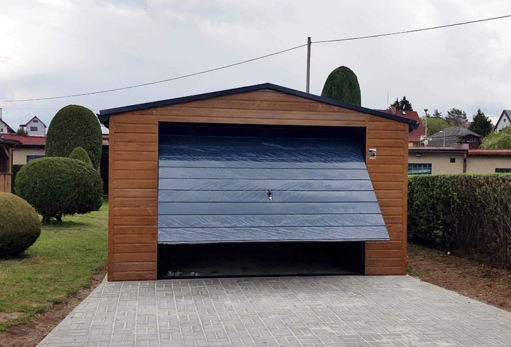 Vând garaj auto pe structură metalică învelit cu panouri sendviș