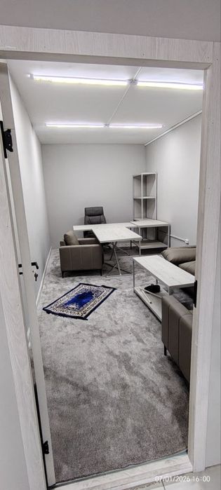 Мебеллар ва гиламлари билан сотилади