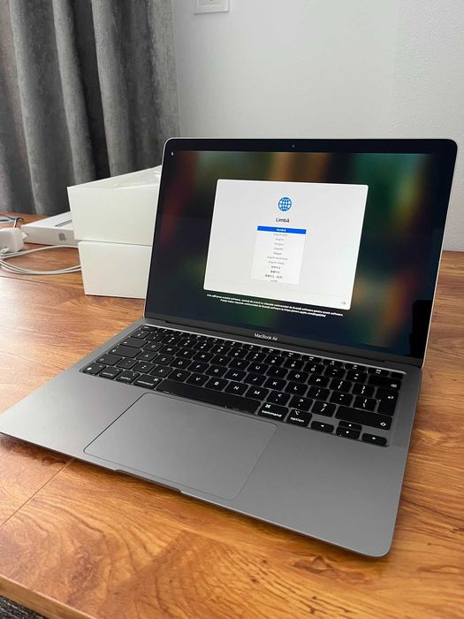 MacBook Air M1 13" (Apple Silicon), 8GB RAM, 256GB SSD - Ca NOU (Sub 100 utilizări), Cutie Completă