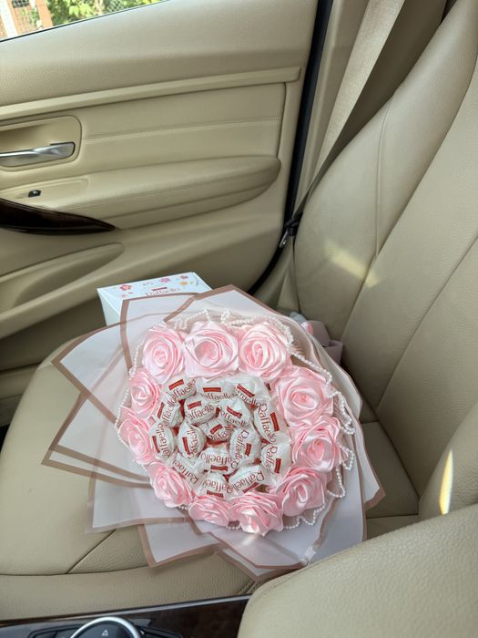 Buchet Raffaelo cu trandafiri din satin