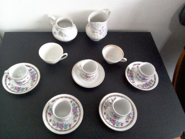 2 seturi (26 piese) de ceșcuțe mici + 2 letiere + alte 2 ceșcuțe mici