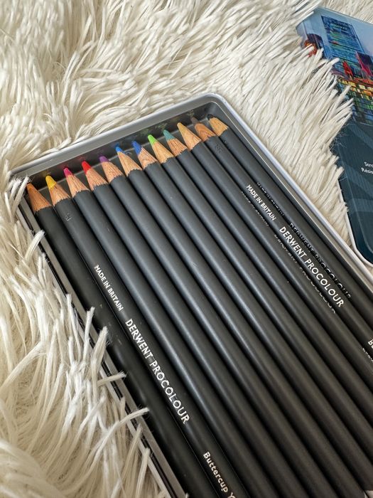 Продам цветные карандаши Derwent