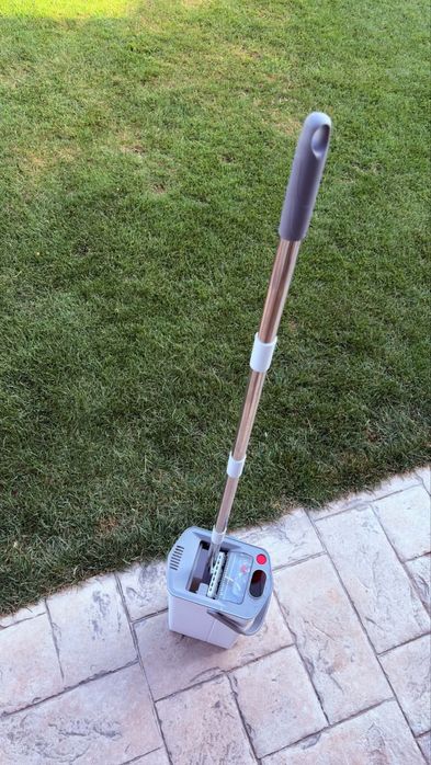 Mop plat cu găleată – sistem separare apă curată/murdară, microfibră, stoarcere fără mâini
