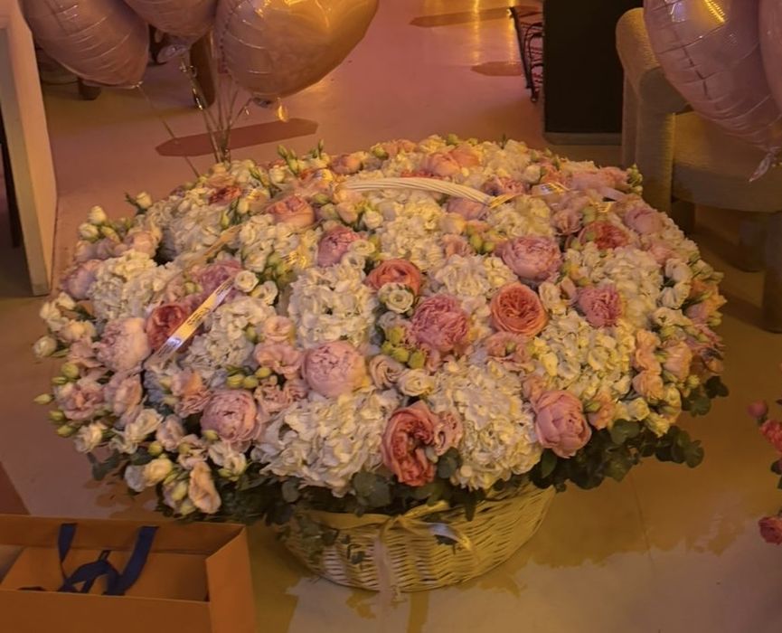 Продам огромный букет с корзиной
