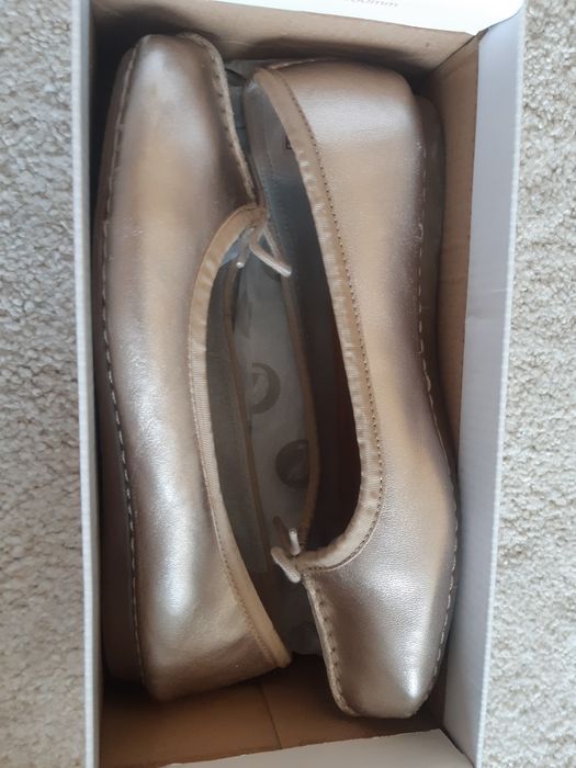 Златисти обувки Clarks