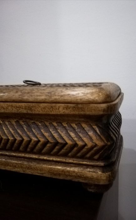 Красива, резбована кутия от дърво.