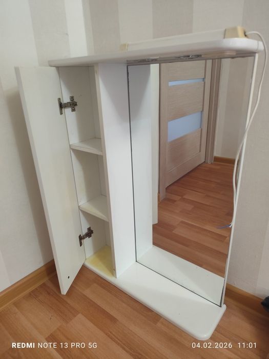 Шкаф подсветкой над умывальником