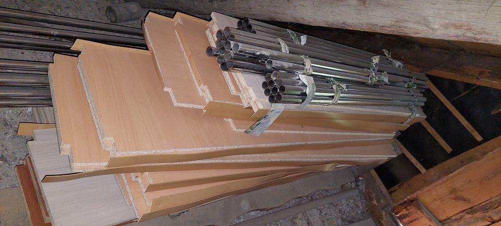 Стеллажи торговых витрин.