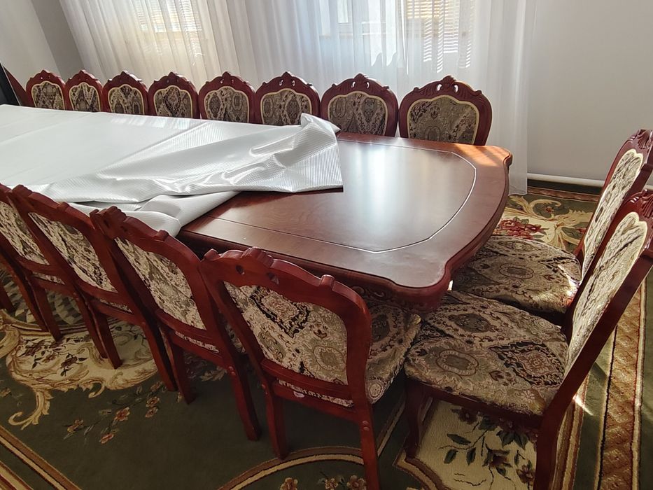 Стол со стульями сервант