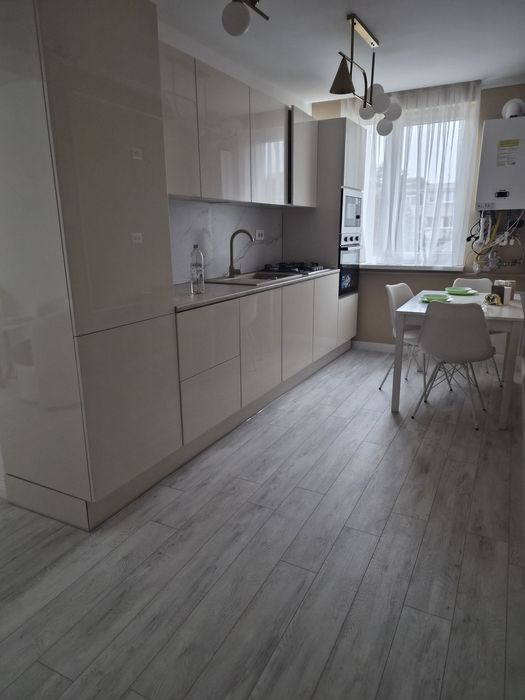 Închiriez apart 3 camere _ Școlilor