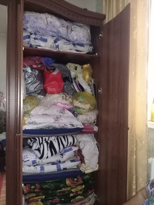 Продам шкаф очень вместительный за 60 тысяч.