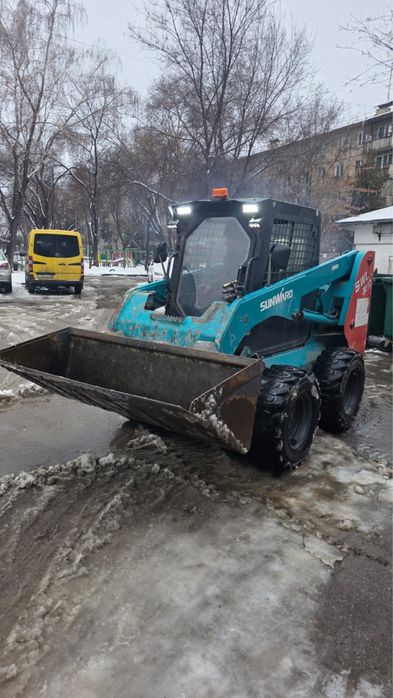Бобкат с щеткой мини погрузчик