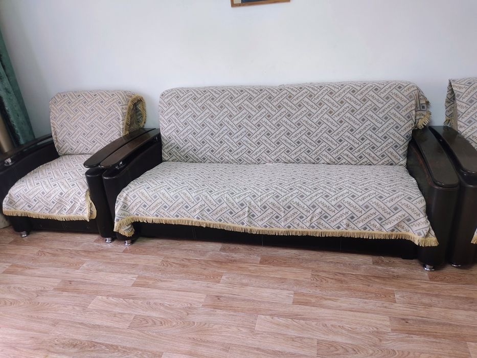 Продам диван с двумя креслами .