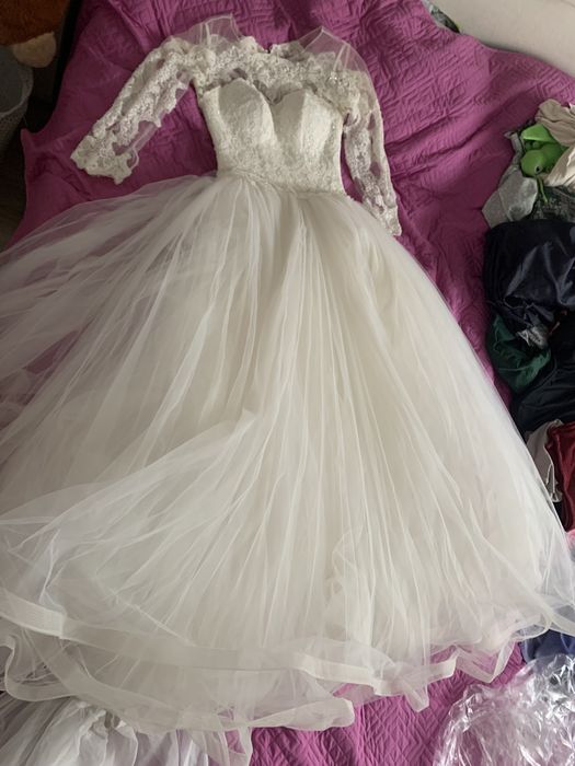 Vand Rochie de mireasa marime xs, informatii la nr de telefon.