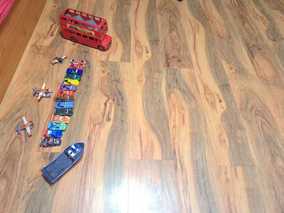 Колички от сериите ,,Колите" и самолети от сериите,,Самолетите".