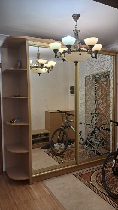 Продам шкаф-купе с зеркалом и витражом