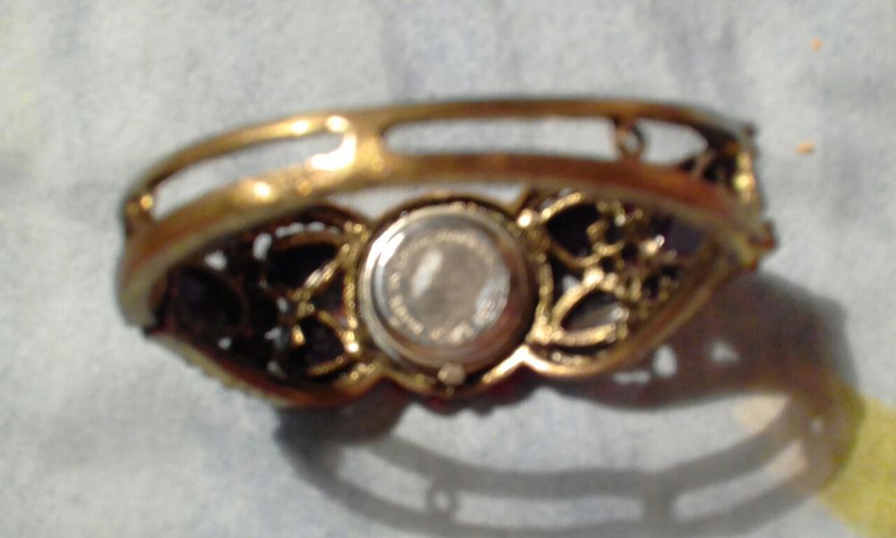 Женские часы с камнями