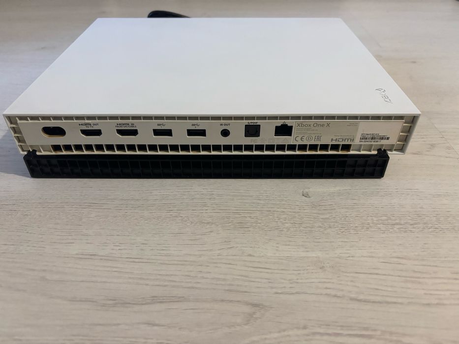 Xbox One X, white edition, 1TB, maneta, cd joc