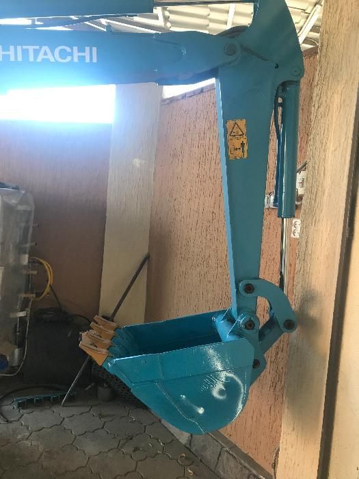 Услуги мини экскаватор .. экскаватор .. трактор ..HITACHI EX30UR-2