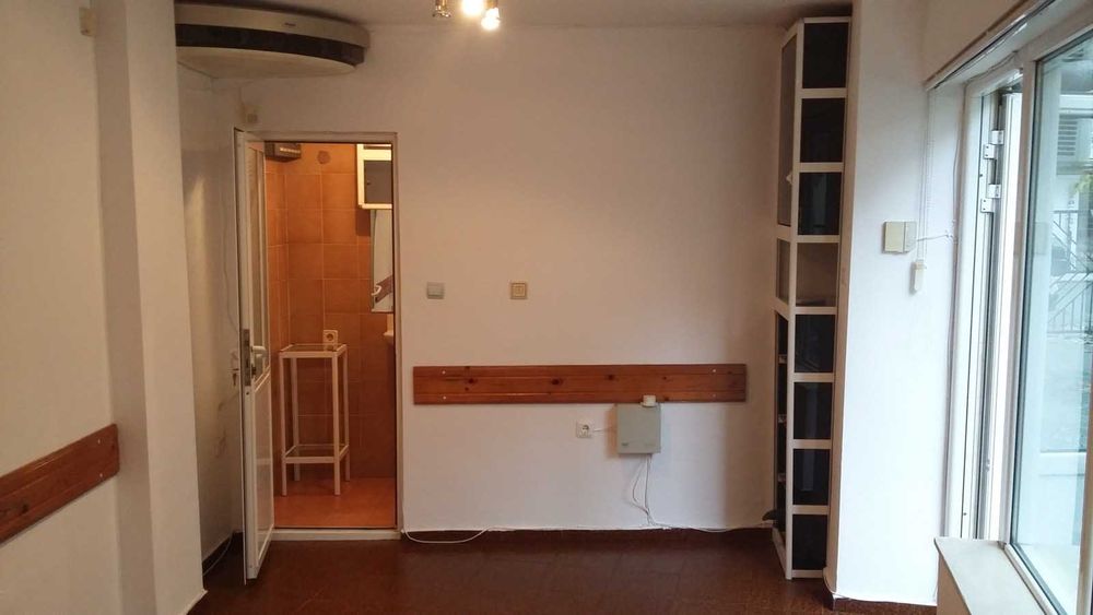 Дава се под наем Офис в Бургас, Център - 25 кв.м за 175 € - Снимка #8