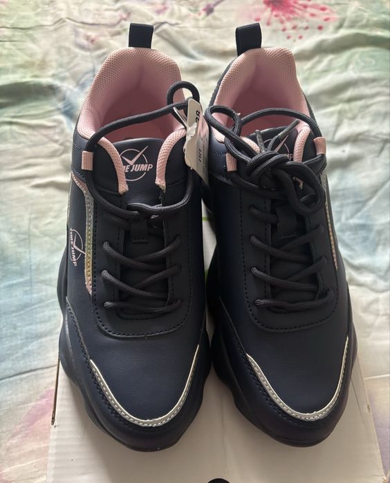 Кроссовка 38р новый