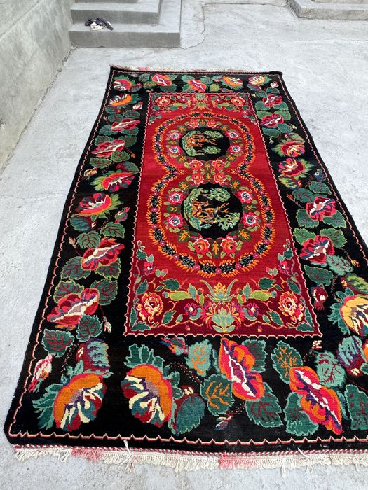 Қолдан тігілген кілем