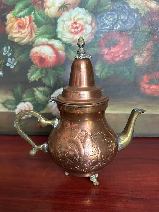 A381 550g, 25 cm H, 21cm latime Frumos ceainic alama si bronz
